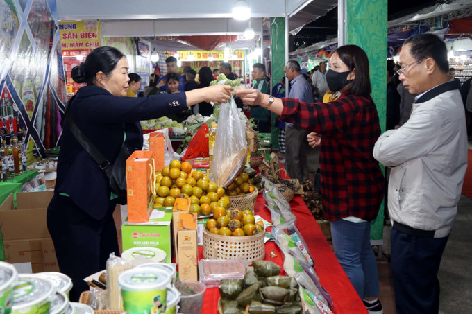 Nhân dân, du khách tham quan, mua sắm tại Hội chợ giao lưu thương mại Lạng Sơn năm 2023. Ảnh: Văn Đạt - TTXVN Khai mạc Hội chợ giao lưu thương mại Lạng Sơn năm 2023 ảnh 1