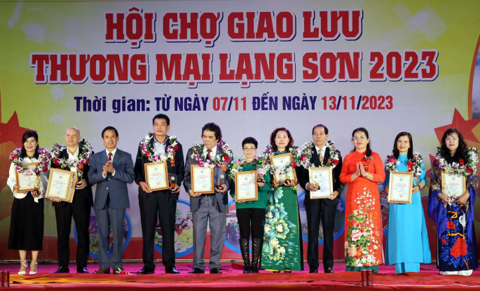 Trao chứng nhận sản phẩm Công nghiệp nông thôn tiêu biểu tỉnh Lạng Sơn năm 2023. Ảnh: Văn Đạt – TTXVN Khai mạc Hội chợ giao lưu thương mại Lạng Sơn năm 2023 ảnh 2