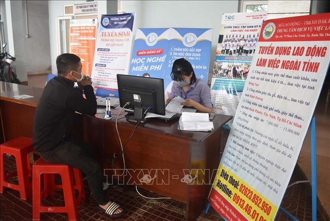Trung tâm Dịch vụ việc làm tỉnh Đắk Lắk đã tổ chức các phiên giao dịch việc làm lưu động đến tận tại các xã, thôn, buôn. Ảnh: TTXVN Đắk Lắk hỗ trợ, tạo điều kiện cho người lao động đi làm việc ở nước ngoài ảnh 1