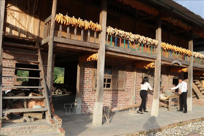 Du khách trải nghiệm cuộc sống thường ngày của người dân tộc Mông tại Homestay, huyện Mù Cang Chải. Ảnh: Tiến Khánh – TTXVN Khai thác tiềm năng, phát triển du lịch sinh thái ở Yên Bái ảnh 4