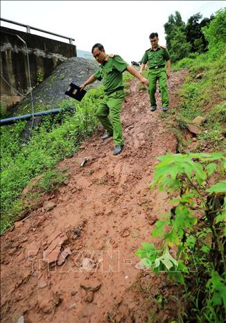 Những chuyến công tác thực địa hàng ngày của lực lượng công an xã Sín Thầu (Mường Nhé). Ảnh: Nhật Anh - TTXVN Giữ vững an ninh, trật tự an toàn xã hội khu vực biên giới (Bài 2) ảnh 2