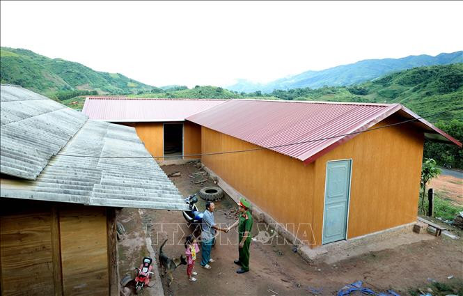 Anh Giàng Seo Tỏa, bản Mường Nhé 2 trao đổi về tình hình trong khu vực với cán bộ công an xã đến kiểm tra địa bàn. Ảnh: Nhật Anh - TTXVN Giữ vững an ninh, trật tự an toàn xã hội khu vực biên giới (Bài 2) ảnh 1