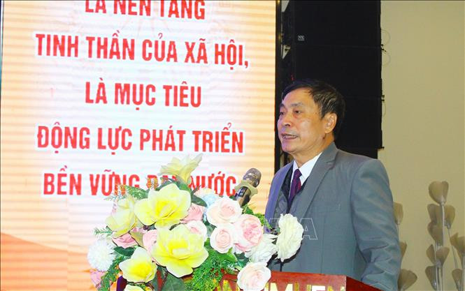 PGS. TS Nguyễn Công Khanh, Nguyên Trưởng khoa Lịch sử, Đại học Vinh phát biểu tại Hội thảo. Ảnh: Tá Chuyên - TTXVN Tổ chức hội thảo "Di tích khảo cổ Làng Vạc: Giá trị lịch sử - Văn hóa" ảnh 3