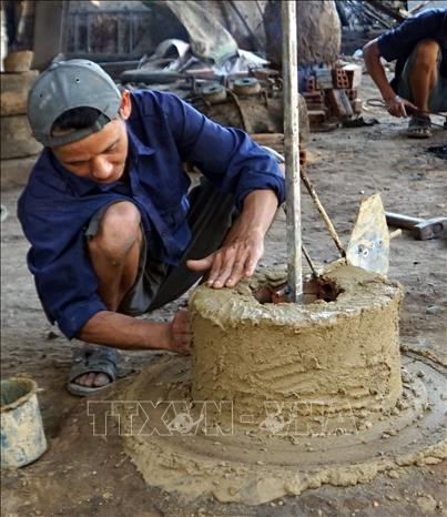 Thợ đúc đồng đang làm khuôn đúc. Phước Tuệ - TTXVN Quảng Nam: Bảo tồn và phát triển làng nghề đúc đồng truyền thống Phước Kiều ảnh 3