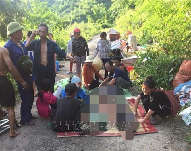 Thi thể 4 học sinh được tìm thấy và bàn giao cho gia đình. Ảnh: Vũ Hà- TTXVN 4 học sinh tắm suối tử vong thương tâm ở Hòa Bình ảnh 1