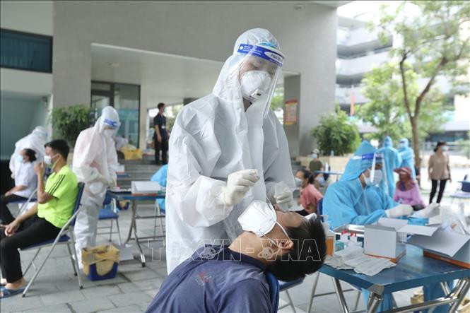 Nhân viên y tế lấy mẫu xét nghiệm cho người dân phường Yên Hoà (Cầu Giấy) ngày 7/9/2021. Ảnh: Minh Quyết - TTXVN Dịch COVID-19: Ngày 7/9 thêm 10.253 ca khỏi bệnh, nâng số ca được điều trị khỏi lên 311.710 ca ảnh 1