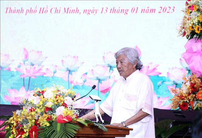 Ông Qua Đình Lan, dân tộc Chăm Bà-la-môn tỉnh Bình Thuận, đại diện người dân tộc thiểu số tiêu biểu phát biểu. Ảnh: Xuân Khu - TTXVN Quân khu 7 củng cố, phát triển tình đoàn kết với đồng bào dân tộc thiểu số trên địa bàn ảnh 1