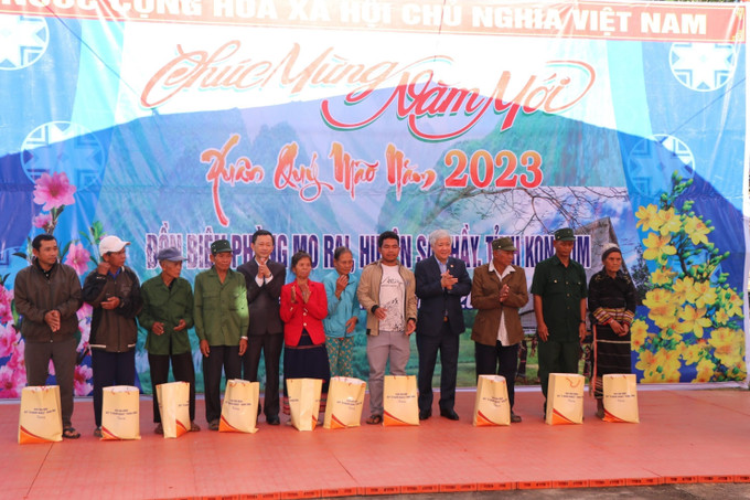 Chủ tịch Ủy ban Trung ương Mặt trận Tổ quốc Việt Nam Đỗ Văn Chiến tặng quà Tết cho người dân xã Mô Rai, huyện Sa Thầy (Kon Tum). Ảnh: Khoa Chương - TTXVN Chủ tịch Ủy ban Trung ương Mặt trận Tổ quốc Việt Nam Đỗ Văn Chiến thăm, chúc Tết tại Kon Tum ảnh 1