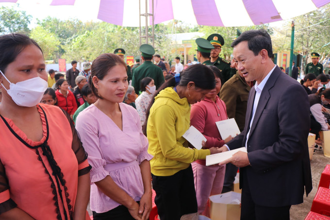 Bí thư Tỉnh ủy Kon Tum Dương Văn Trang thăm, tặng quà Tết cho người dân xã Mô Rai, huyện Sa Thầy (Kon Tum). Ảnh: Khoa Chương - TTXVN Chủ tịch Ủy ban Trung ương Mặt trận Tổ quốc Việt Nam Đỗ Văn Chiến thăm, chúc Tết tại Kon Tum ảnh 4