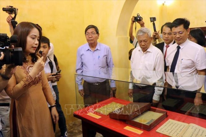 Các đại biểu tham quan hiện vật trưng bày tại không gian Tàng Thơ Lâu. Ảnh: Đỗ Trưởng - TTXVN Thừa Thiên – Huế: Khai trương không gian Tàng Thơ Lâu và giới thiệu thư tịch triều Nguyễn ảnh 4