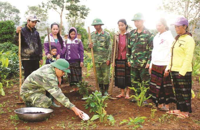 Bà con Bru - Vân Kiều huyện Đakrông học kỹ thuật trồng cây cà phê. Nguồn: baodantoc.vn Đưa huyện miền núi Đakrông (Quảng Trị) ra khỏi danh sách huyện nghèo trước năm 2030 ảnh 1