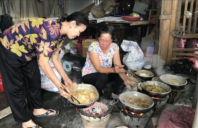 Những bếp lửa nấu mứt gừng “đỏ lửa” cả ngày và đêm để kịp phục vụ nhu cầu Tết. Ảnh: Thanh Thủy-TTXVN Làng nghề mứt gừng Mỹ Chánh “nhộn nhịp” vào vụ đón Tết Tân Sửu ảnh 2