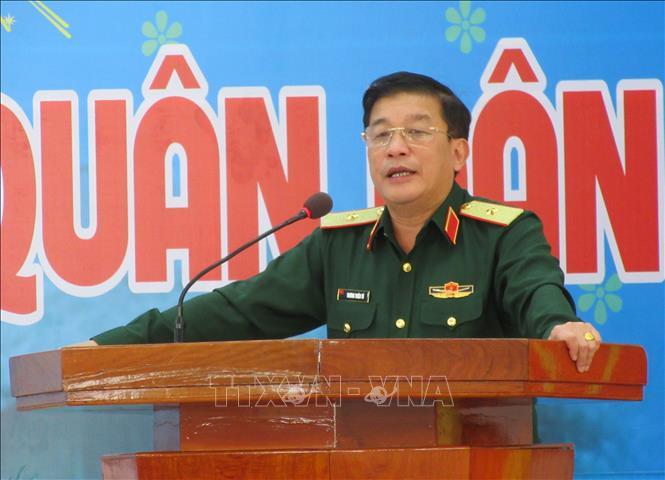 Thiếu tướng Trương Thiên Tô, Phó Chính ủy Quân khu 5 phát biểu tại chương trình. Ảnh: Nguyễn Thành – TTXVN Ngày hội “Xuân khu 5 đoàn kết – Tết thắm tình quân dân” ở huyện vùng cao Bác Ái ảnh 5