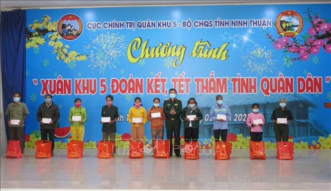Trao tặng quà Tết cho gia đình chính sách của huyện Bác Ái, Ninh Thuận. Ảnh: Nguyễn Thành – TTXVN Ngày hội “Xuân khu 5 đoàn kết – Tết thắm tình quân dân” ở huyện vùng cao Bác Ái ảnh 4