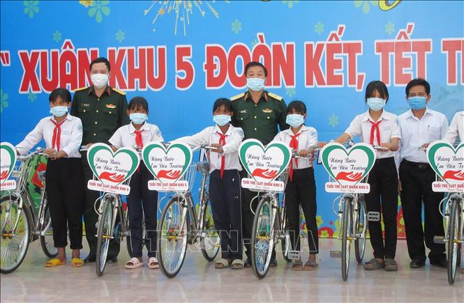 Đoàn công tác trao tặng xe đạp cho các em học sinh có hoàn cảnh khó khăn vươn lên trong học tập của huyện Bác Ái, Ninh Thuận. Ảnh: Nguyễn Thành – TTXVN Ngày hội “Xuân khu 5 đoàn kết – Tết thắm tình quân dân” ở huyện vùng cao Bác Ái ảnh 3