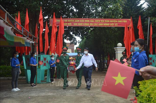 Hài cốt liệt sỹ được Đội K52 quy tập, đưa về an táng tại địa phương. Ảnh: TTXVN phát Đội K52 với hành trình mấy chục năm "đưa đồng đội về với đồng đội" ảnh 3