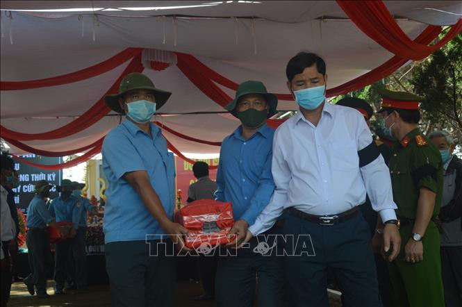 Những lần Đội K52 đưa hài cốt liệt sỹ từ nơi tìm kiếm, quy tập về an táng tại địa phương. Ảnh: TTXVN phát Đội K52 với hành trình mấy chục năm "đưa đồng đội về với đồng đội" ảnh 2