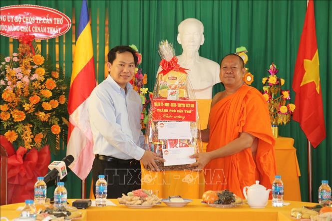 Ông Lê Quang Mạnh, Ủy viên Trung ương Đảng, Bí thư Thành ủy Cần Thơ, tặng quà cho Hội Đoàn kết Sư sãi thành phố Cần Thơ. Ảnh: Ngọc Thiện- TTXVN. Chúc mừng Tết cổ truyền Chôl Chnăm Thmây của đồng bào Khmer ở Cần Thơ ảnh 3