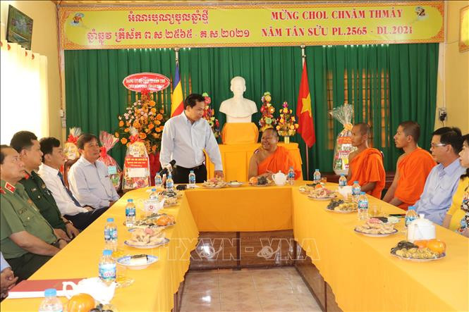 Đoàn lãnh đạo thành phố Cần Thơ đến thăm, chúc tết tại Hội Đoàn kết Sư sãi thành phố Cần Thơ. Ảnh: Ngọc Thiện- TTXVN Chúc mừng Tết cổ truyền Chôl Chnăm Thmây của đồng bào Khmer ở Cần Thơ ảnh 1