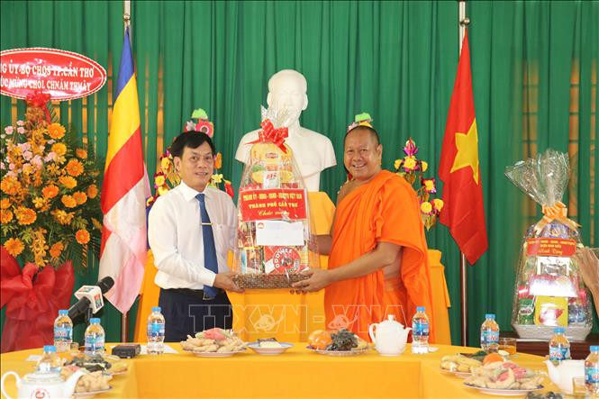 Ông Nguyễn Ngọc Hè, Phó Chủ tịch UBND thành phố Cần Thơ, tặng quà cho Hội Đoàn kết Sư sãi thành phố Cần Thơ. Ảnh: Ngọc Thiện- TTXVN. Chúc mừng Tết cổ truyền Chôl Chnăm Thmây của đồng bào Khmer ở Cần Thơ ảnh 2
