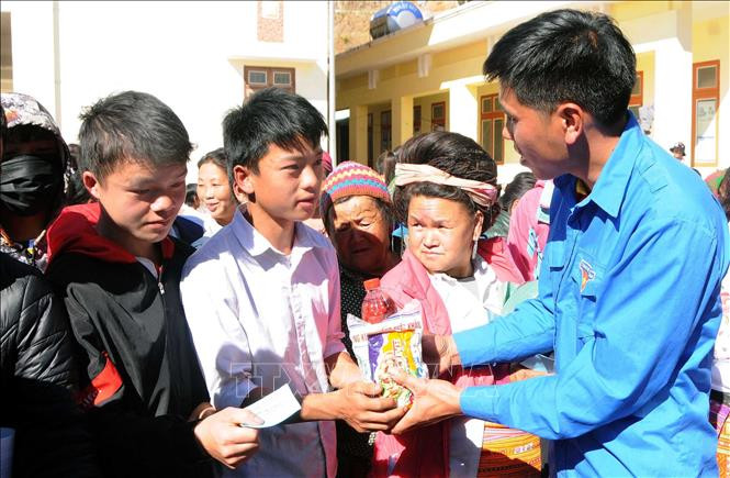 Các hộ gia đình có hoàn cảnh khó khăn nhận quà tại Hội chợ “0 đồng”. Ảnh: Quang Quyết - TTXVN Sơn La phát huy vai trò xung kích của thanh niên tại các địa bàn khó khăn ảnh 1