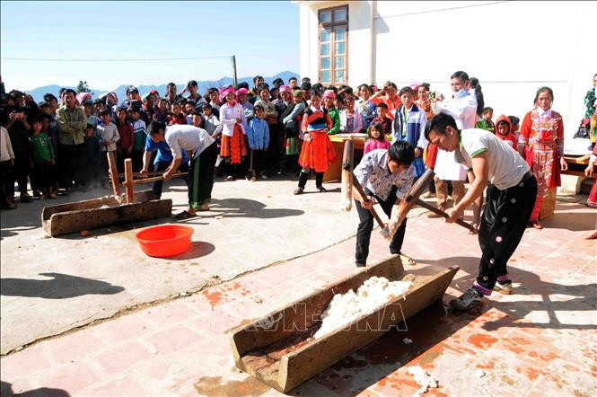 Thi giã bánh Dày tại Chương trình. Ảnh: Quang Quyết-TTXVN Sơn La phát huy vai trò xung kích của thanh niên tại các địa bàn khó khăn ảnh 3