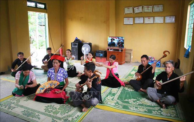 Câu lạc bộ hát then - đàn tính ở xã Hua Nà luyện tập để chuẩn bị truyền dạy cho thế hệ trẻ. Ảnh: Đinh Thùy-TTXVN Huyện Than Uyên bảo tồn giá trị văn hóa gắn với phát triển du lịch ảnh 3