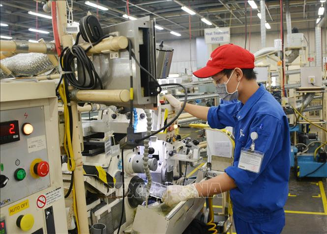 Công nhân làm việc trong ngày đầu thực hiện nới lỏng giãn cách xã hội tại Khu Công nghiệp Linh Trung 1. Ảnh: Hồng Pha - TTXVN phát. Thủ tướng Chính phủ ban hành Chỉ thị phục hồi sản xuất tại các khu vực sản xuất công nghiệp ảnh 1