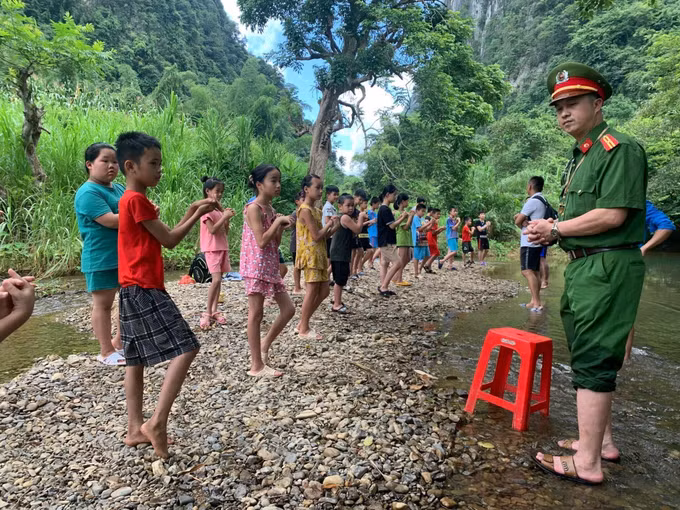 Mô hình "lớp học Công an xã" dành cho thanh thiếu nhi vùng sâu, vùng xa ảnh 2