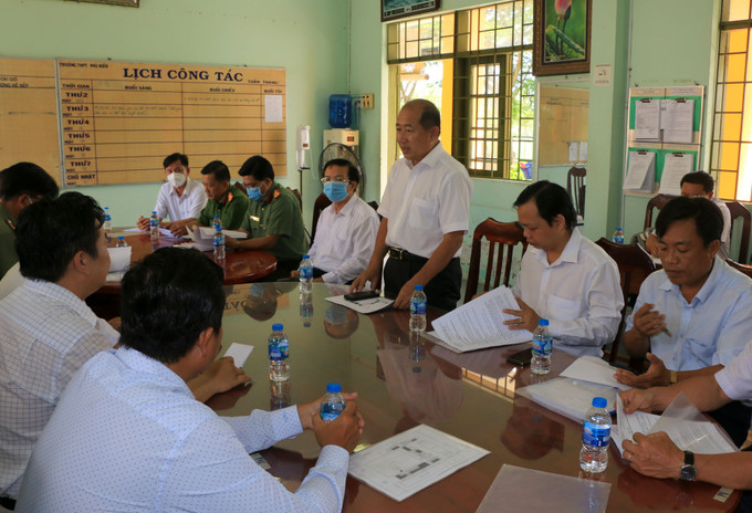 Ông Đoàn Tấn Bửu, Phó Chủ tịch UBND tỉnh Đồng Tháp, Trưởng Ban Chỉ đạo Kỳ thi tốt nghiệp THPT năm 2022 làm việc tại điểm thi Trường THPT Phú Điền (huyện Tháp Mười). Ảnh: Nhựt An - TTXVN Kỳ thi tốt nghiệp Trung học Phổ thông 2022: Hoàn tất công tác chuẩn bị tại 2.243 điểm thi trên cả nước ảnh 3