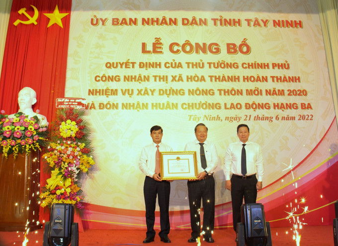 Lãnh đạo Thị xã Hòa Thành đón nhận Quyết định của Thủ tướng Chính phủ công nhận thị xã Hoà Thành hoàn thành nhiệm vụ xây dựng Nông thôn mới. Ảnh: Thanh Tân - TTXVN Tây Ninh: Công bố thị xã Hòa Thành hoàn thành nhiệm vụ xây dựng nông thôn mới ảnh 1