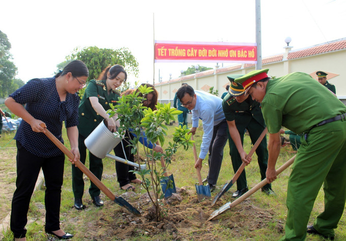 Lực lượng Bộ đội Biên phòng và các cơ quan, đơn vị huyện Giang Thành (Kiên Giang) tham gia trồng cây "đời đời nhớ ơn Bác Hồ” Xuân Quý Mão 2023. Ảnh: Lê Sen – TTXVN Tết trồng cây – nhân lên nét đẹp độc đáo đầu Xuân ảnh 1