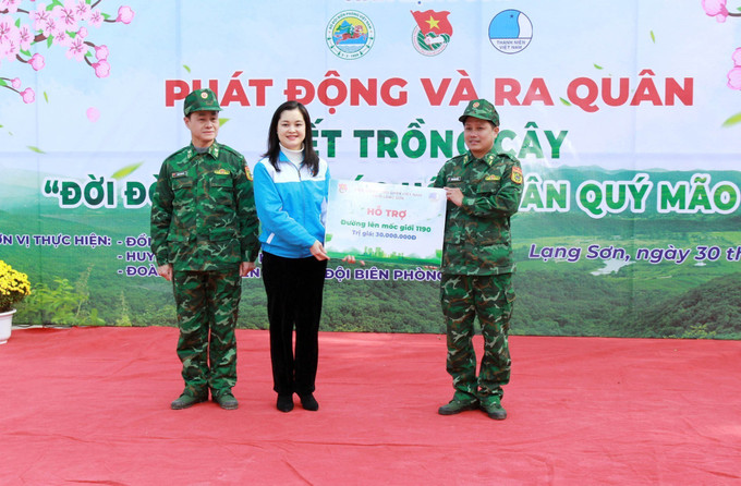 Lãnh đạo Tỉnh đoàn Lạng Sơn trao hỗ trợ tượng trưng cho Đồn Biên phòng Ba Sơn. Ảnh: Anh Tuấn – TTXVN Tết trồng cây – nhân lên nét đẹp độc đáo đầu Xuân ảnh 7