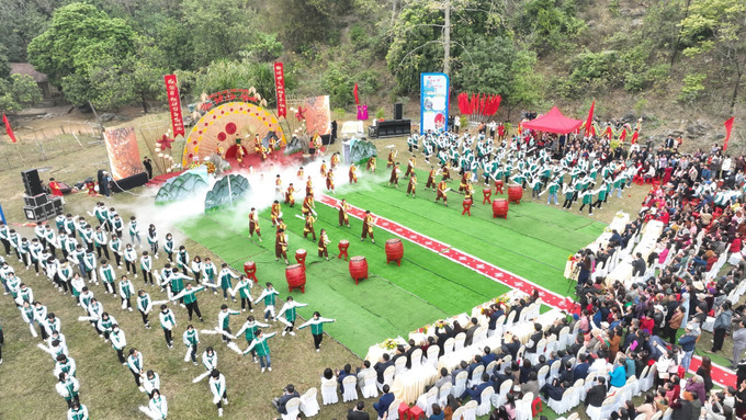 Hoạt động khai mạc thu hút đông đảo nhân dân tham gia. Ảnh: Đức Phương - TTXVN Độc đáo tour du lịch "Tìm về cội nguồn" kết nối các điểm di tích lịch sử ở Ninh Bình ảnh 3