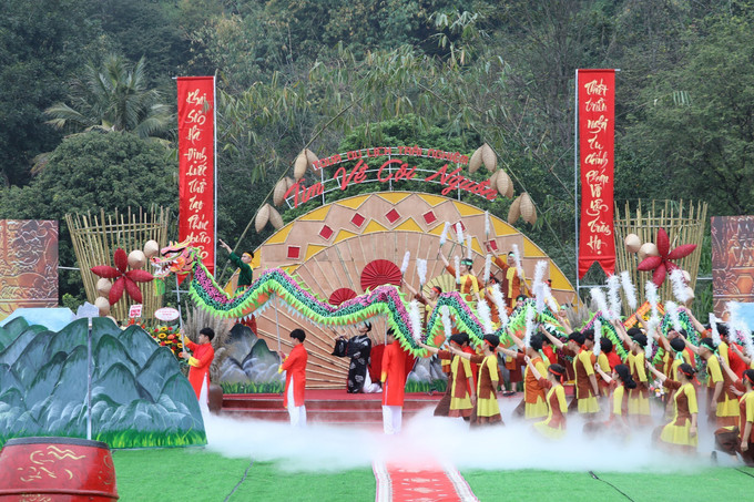 Một tiết mục văn nghệ đặc sắc tại buổi giới thiệu tour. Ảnh: Đức Phương - TTXVN Độc đáo tour du lịch "Tìm về cội nguồn" kết nối các điểm di tích lịch sử ở Ninh Bình ảnh 5