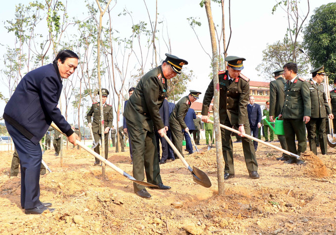 Đại tướng Tô Lâm cùng đoàn công tác, lãnh đạo tỉnh Phú Thọ trồng cây trong khuôn viên Công an thành phố Việt Trì, tỉnh Phú Thọ. Ảnh: Trung Kiên - TTXVN Tết trồng cây – nhân lên nét đẹp độc đáo đầu Xuân ảnh 4