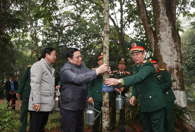 Thủ tướng Phạm Minh Chính trồng cây lưu niệm tại Khu Di tích K9. Ảnh: Dương Giang-TTXVN Tết trồng cây – nhân lên nét đẹp độc đáo đầu Xuân ảnh 2
