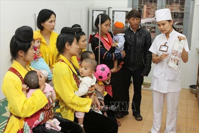 Nhân viên y tế huyện Mường Chà (Điện Biên) truyền thông cho các bà mẹ về cách chăm sóc sức khỏe trẻ em khi trời trở rét, giao mùa (2011). Ảnh: TTXVN Ngày Dân số Việt Nam (26/12): Nhìn lại 60 năm công tác dân số và kế hoạch hóa gia đình ảnh 4