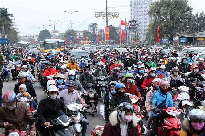 Theo kết quả tổng điều tra dân số và nhà ở năm 2019, Việt Nam là quốc gia đông dân thứ 3 trong khu vực Đông Nam Á và thứ 15 trên thế giới. Trong ảnh: Sau kỳ nghỉ Tết Kỷ Hợi, tại nút giao thông trước cửa bến xe Nước Ngầm, giao thông bị ùn ứ do lượng người từ nhiều tỉnh, thành đổ về Hà Nội tăng đột biến. Ảnh: Quang Quyết-TTXVN Ngày Dân số Việt Nam (26/12): Nhìn lại 60 năm công tác dân số và kế hoạch hóa gia đình ảnh 5