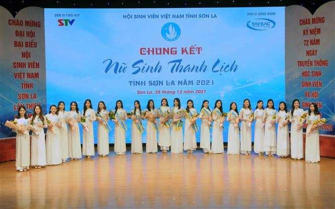 Các thí sinh lọt vào vòng Chung kết Hội thi “Nữ sinh thanh lịch” tỉnh Sơn La lần thứ nhất chụp ảnh chung. Ảnh: Quang Quyết-TTXVN Sơn La cổ vũ, động viên học sinh, sinh viên học tập, rèn luyện các kỹ năng thực hành xã hội ảnh 5