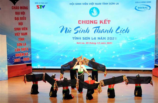 Thí sinh thể hiện phần thi “Trang phục tự chọn” tại vòng Chung kết Hội thi. Ảnh: Quang Quyết - TTXVN Sơn La cổ vũ, động viên học sinh, sinh viên học tập, rèn luyện các kỹ năng thực hành xã hội ảnh 2