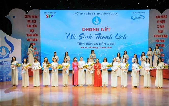 Ban tổ chức trao Giấy chứng nhận cho các thí sinh. Ảnh: Quang Quyết - TTXVN Sơn La cổ vũ, động viên học sinh, sinh viên học tập, rèn luyện các kỹ năng thực hành xã hội ảnh 7