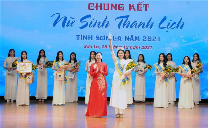 Bí thư Tỉnh đoàn, Chủ tịch Hội Sinh viên Việt Nam tỉnh Sơn La trao giải Nhất cho thí sinh Định Thị Hồng Vân, lớp K59 Đại học Quản trị dịch vụ Du lịch và Lữ hành, Trường Đại học Tây Bắc. Ảnh: Quang Quyết - TTXVN Sơn La cổ vũ, động viên học sinh, sinh viên học tập, rèn luyện các kỹ năng thực hành xã hội ảnh 6
