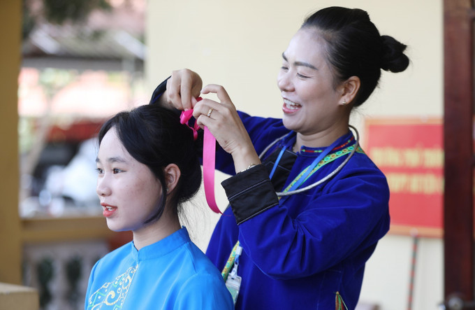 Cô và trò trường PTDT Nội trú THCS&THPT Chi Lăng làm đẹp tham gia Ngày hội văn hóa dân tộc các trường Phổ thông dân tộc nội trú tỉnh Lạng Sơn năm 2023. Ảnh: Anh Tuấn – TTXVN Tạo sân chơi bổ ích cho học sinh dân tộc thiểu số tỉnh Lạng Sơn ảnh 3
