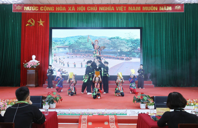 Tiết mục thi văn nghệ của đoàn trường PTDT Nội trú THCS&THPT huyện Cao Lộc tại Ngày hội văn hóa dân tộc các trường Phổ thông dân tộc nội trú tỉnh Lạng Sơn năm 2023. Ảnh: Anh Tuấn – TTXVN Tạo sân chơi bổ ích cho học sinh dân tộc thiểu số tỉnh Lạng Sơn ảnh 9