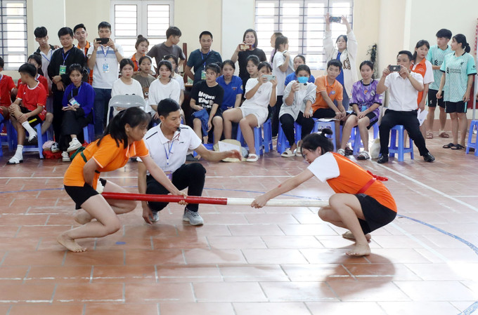 Thi đẩy gậy tại Ngày hội văn hóa dân tộc các trường Phổ thông dân tộc nội trú tỉnh Lạng Sơn năm 2023. Ảnh: Anh Tuấn – TTXVN Tạo sân chơi bổ ích cho học sinh dân tộc thiểu số tỉnh Lạng Sơn ảnh 5