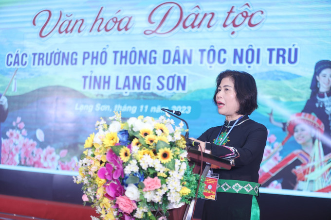 Phó Giám đốc Sở Giáo dục và Đào tạo tỉnh Lạng Sơn Hà Thị Khánh Vân phát biểu Khai mạc Ngày hội văn hóa dân tộc các trường Phổ thông dân tộc nội trú tỉnh Lạng Sơn năm 2023. Ảnh: Anh Tuấn – TTXVN Tạo sân chơi bổ ích cho học sinh dân tộc thiểu số tỉnh Lạng Sơn ảnh 1
