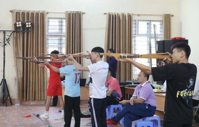 Thi bắn nỏ tại Ngày hội văn hóa dân tộc các trường Phổ thông dân tộc nội trú tỉnh Lạng Sơn năm 2023. Ảnh: Anh Tuấn – TTXVN Tạo sân chơi bổ ích cho học sinh dân tộc thiểu số tỉnh Lạng Sơn ảnh 7