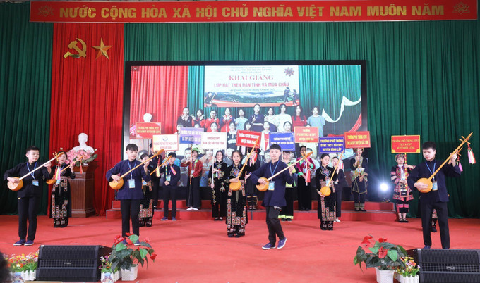 Đội dự thi của Trường Phổ thông DTNT THCS và THPT huyện Hữu Lũng ra mắt tại lễ Khai mạc. Ảnh: Anh Tuấn – TTXVN Tạo sân chơi bổ ích cho học sinh dân tộc thiểu số tỉnh Lạng Sơn ảnh 6