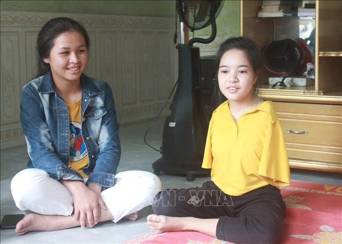 Y Julie trò chuyện cùng bạn học. Ảnh: Khoa Chương – TTXVN Y Julie – Cô gái cụt 2 tay bước chân vào đại học ảnh 1